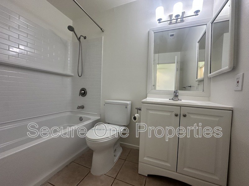 Beautiful Upper Level, Corner Unit Condo! property image
