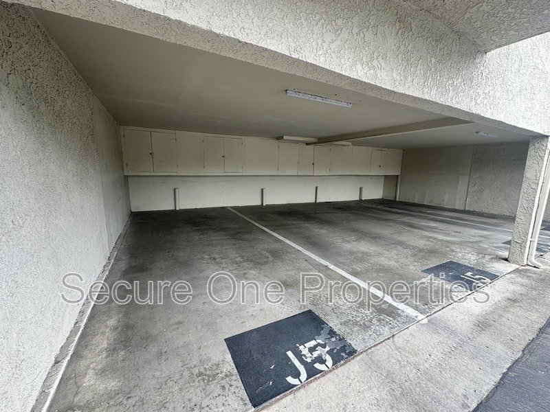Beautiful Upper Level, Corner Unit Condo! property image