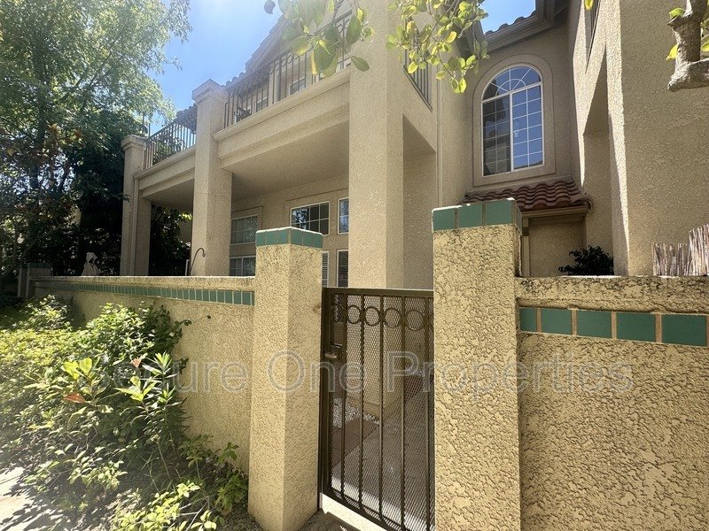Beautifully renovated Thousand Oaks townhome with 2 primary suites! property image