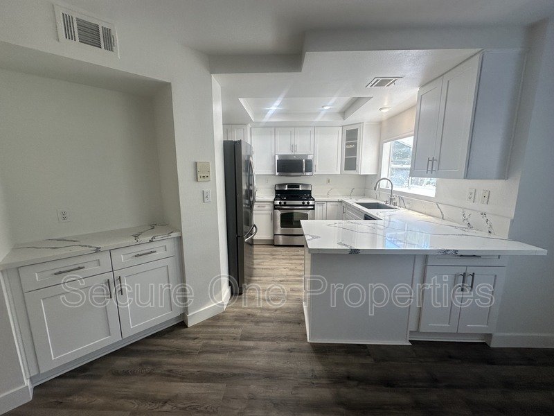 Beautifully renovated Thousand Oaks townhome with 2 primary suites! property image