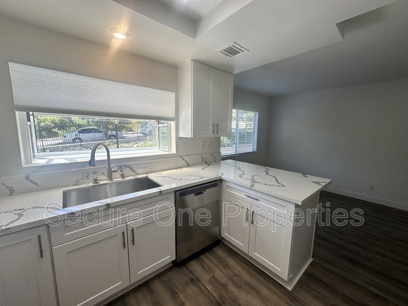 Beautifully renovated Thousand Oaks townhome with 2 primary suites! property image