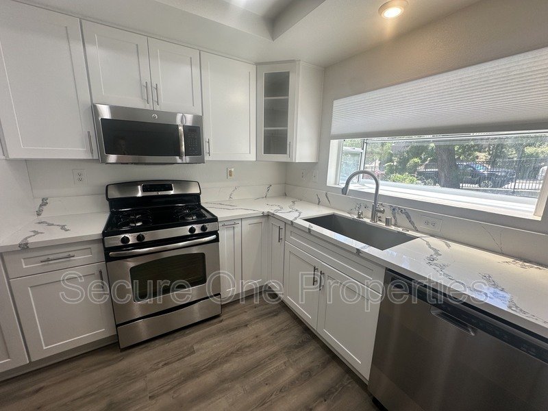 Beautifully renovated Thousand Oaks townhome with 2 primary suites! property image