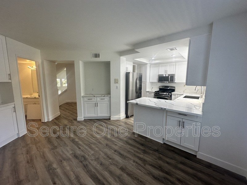 Beautifully renovated Thousand Oaks townhome with 2 primary suites! property image