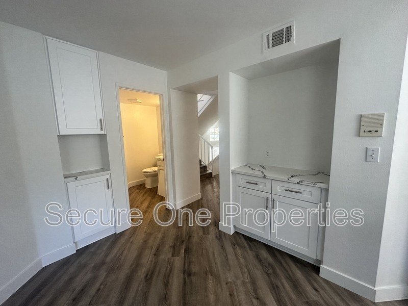 Beautifully renovated Thousand Oaks townhome with 2 primary suites! property image
