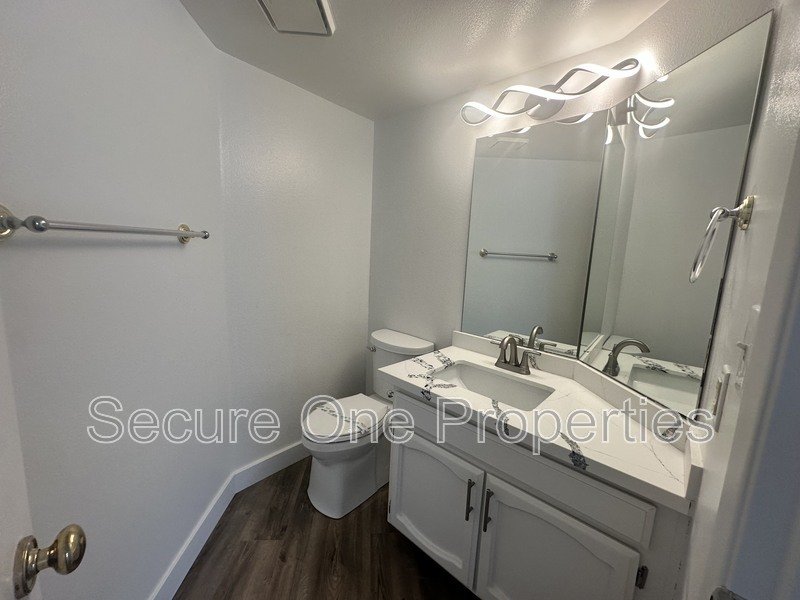 Beautifully renovated Thousand Oaks townhome with 2 primary suites! property image