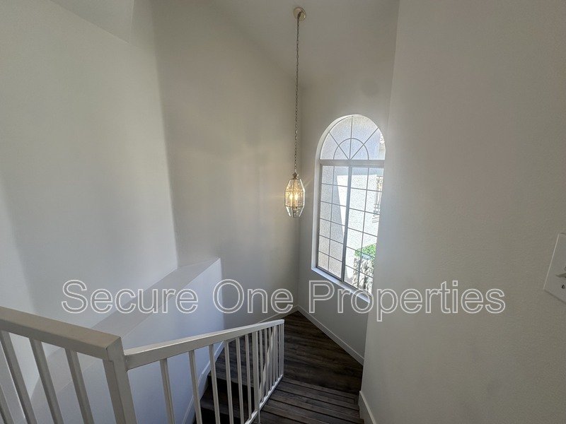 Beautifully renovated Thousand Oaks townhome with 2 primary suites! property image