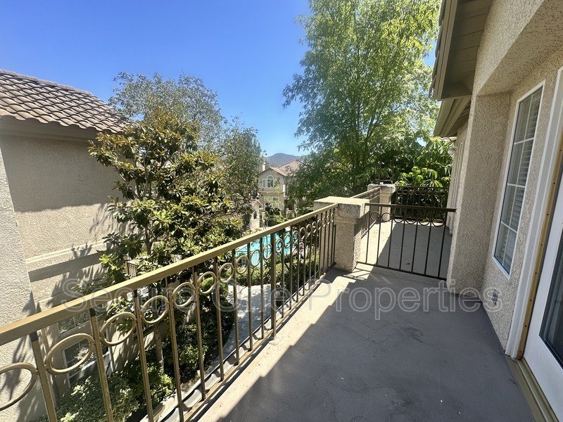 Beautifully renovated Thousand Oaks townhome with 2 primary suites! property image