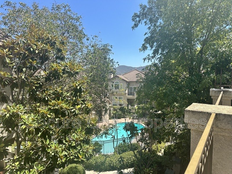 Beautifully renovated Thousand Oaks townhome with 2 primary suites! property image