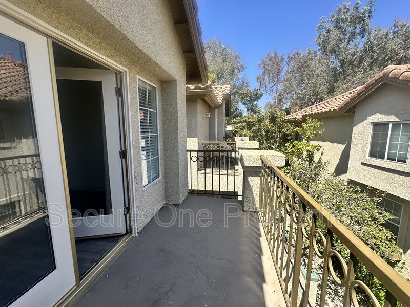 Beautifully renovated Thousand Oaks townhome with 2 primary suites! property image
