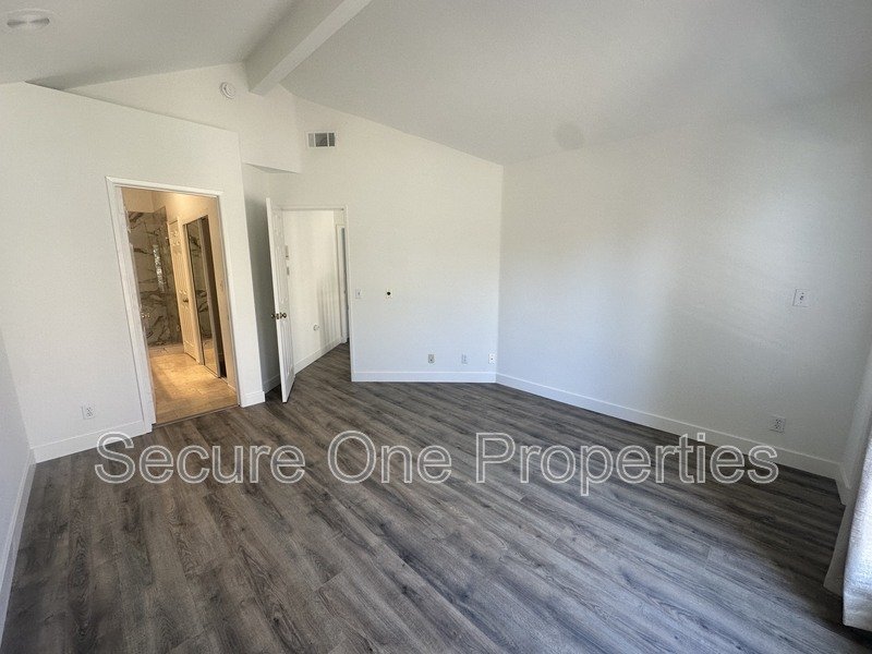 Beautifully renovated Thousand Oaks townhome with 2 primary suites! property image