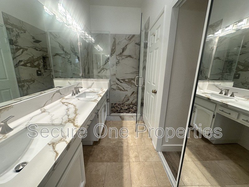 Beautifully renovated Thousand Oaks townhome with 2 primary suites! property image