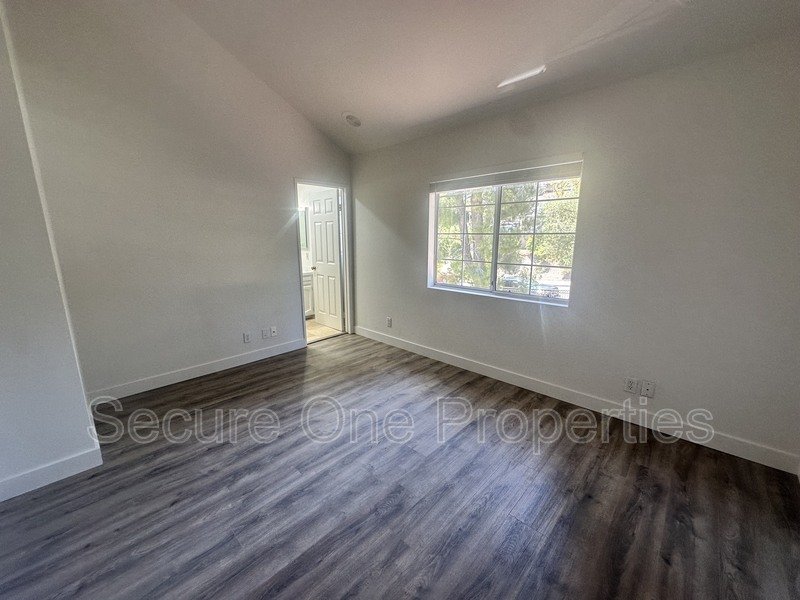 Beautifully renovated Thousand Oaks townhome with 2 primary suites! property image