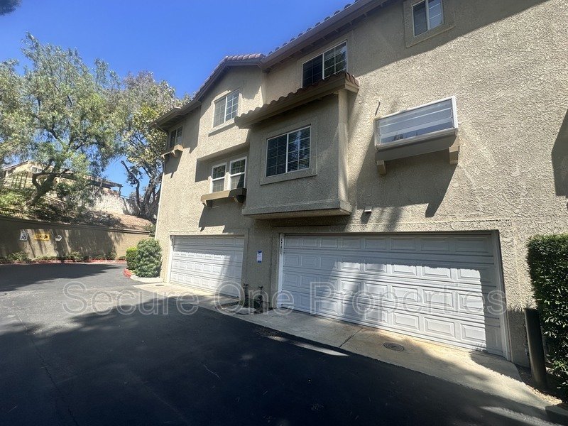 Beautifully renovated Thousand Oaks townhome with 2 primary suites! property image