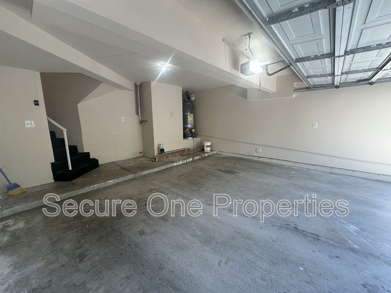 Beautifully renovated Thousand Oaks townhome with 2 primary suites! property image