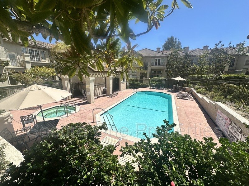 Beautifully renovated Thousand Oaks townhome with 2 primary suites! property image