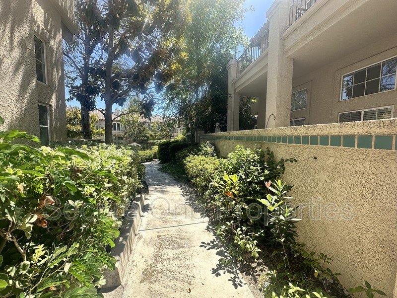 Beautifully renovated Thousand Oaks townhome with 2 primary suites! property image