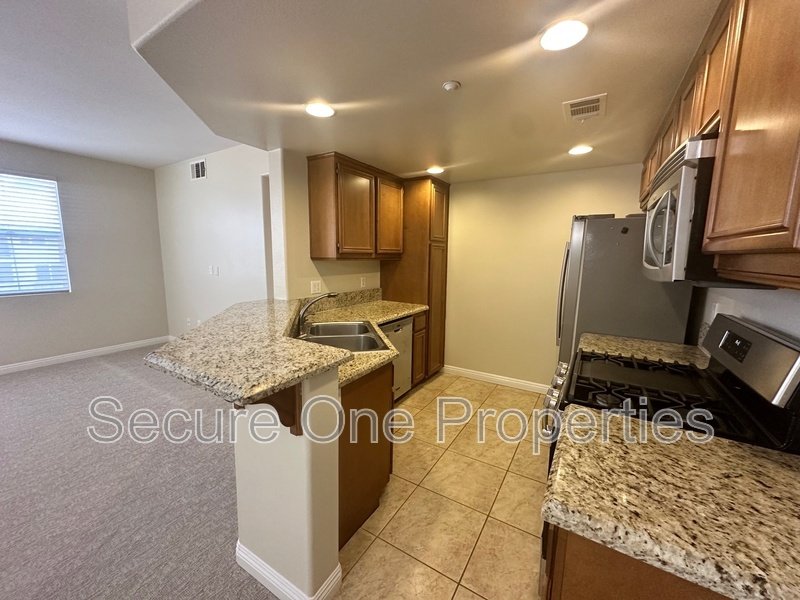 Beautifully Upgraded TOP FLOOR Brookshire Condo! property image