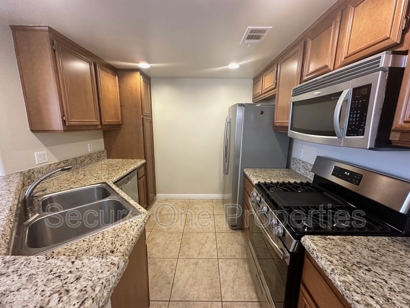 Beautifully Upgraded TOP FLOOR Brookshire Condo! property image
