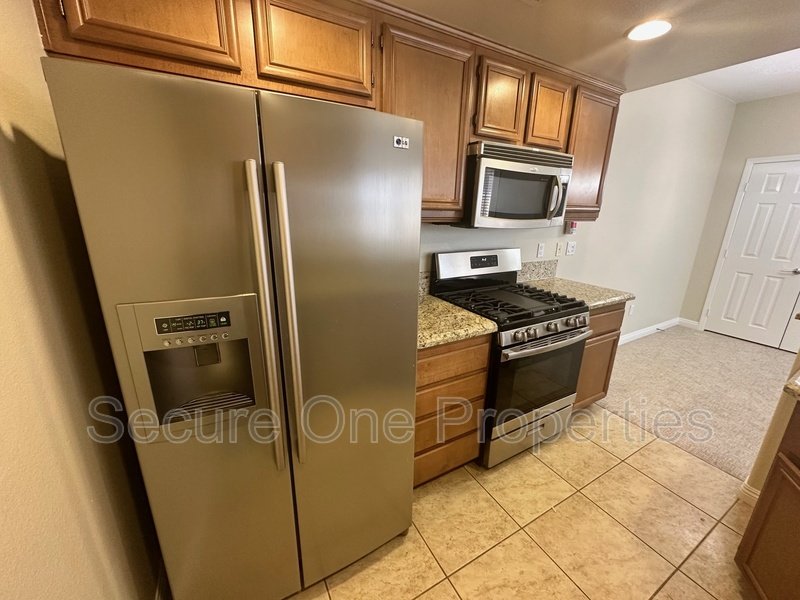 Beautifully Upgraded TOP FLOOR Brookshire Condo! property image