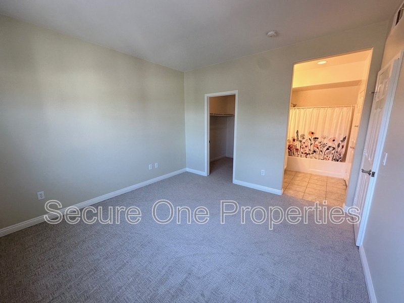 Beautifully Upgraded TOP FLOOR Brookshire Condo! property image