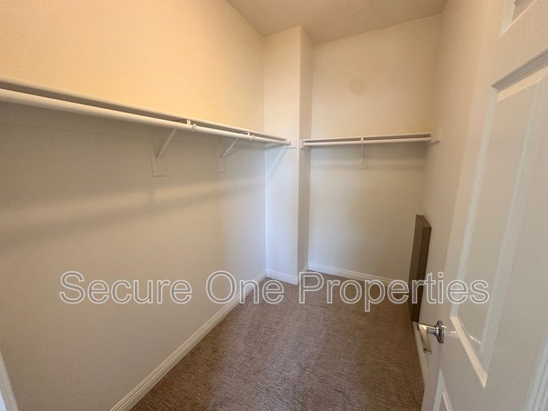 Beautifully Upgraded TOP FLOOR Brookshire Condo! property image
