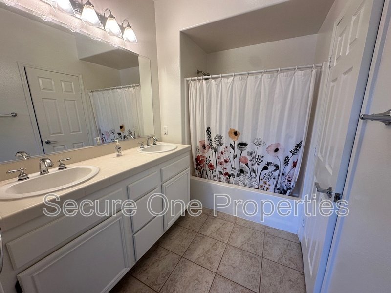 Beautifully Upgraded TOP FLOOR Brookshire Condo! property image