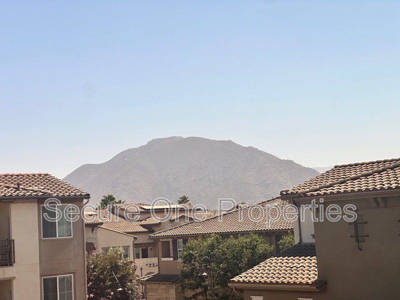 Beautifully Upgraded TOP FLOOR Brookshire Condo! property image