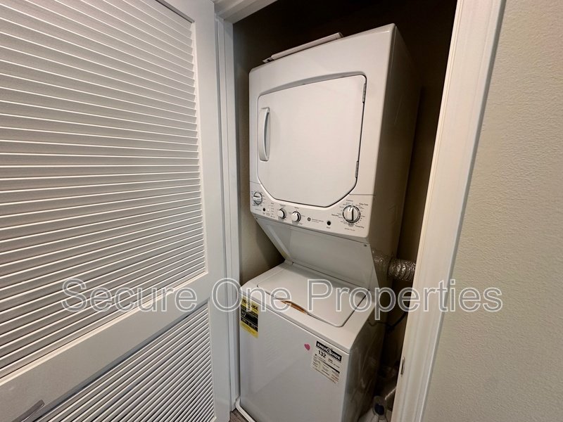 Beautifully Upgraded TOP FLOOR Brookshire Condo! property image
