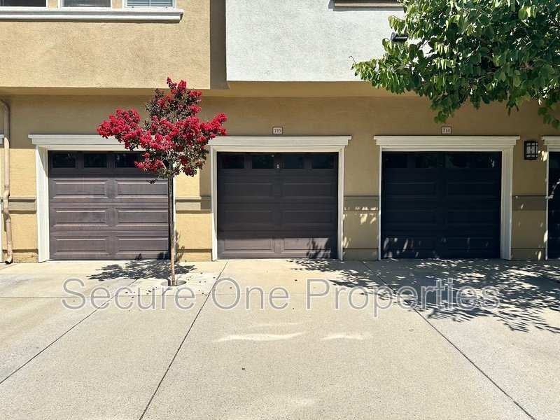 Beautifully Upgraded TOP FLOOR Brookshire Condo! property image