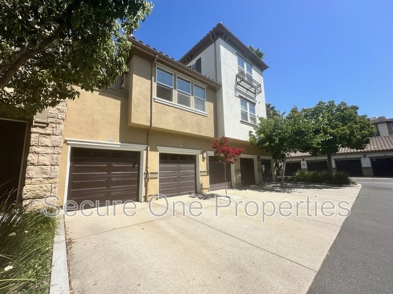 Beautifully Upgraded TOP FLOOR Brookshire Condo! property image