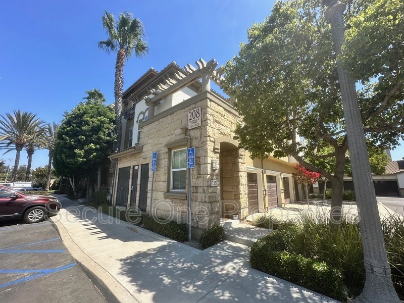 Beautifully Upgraded TOP FLOOR Brookshire Condo! property image